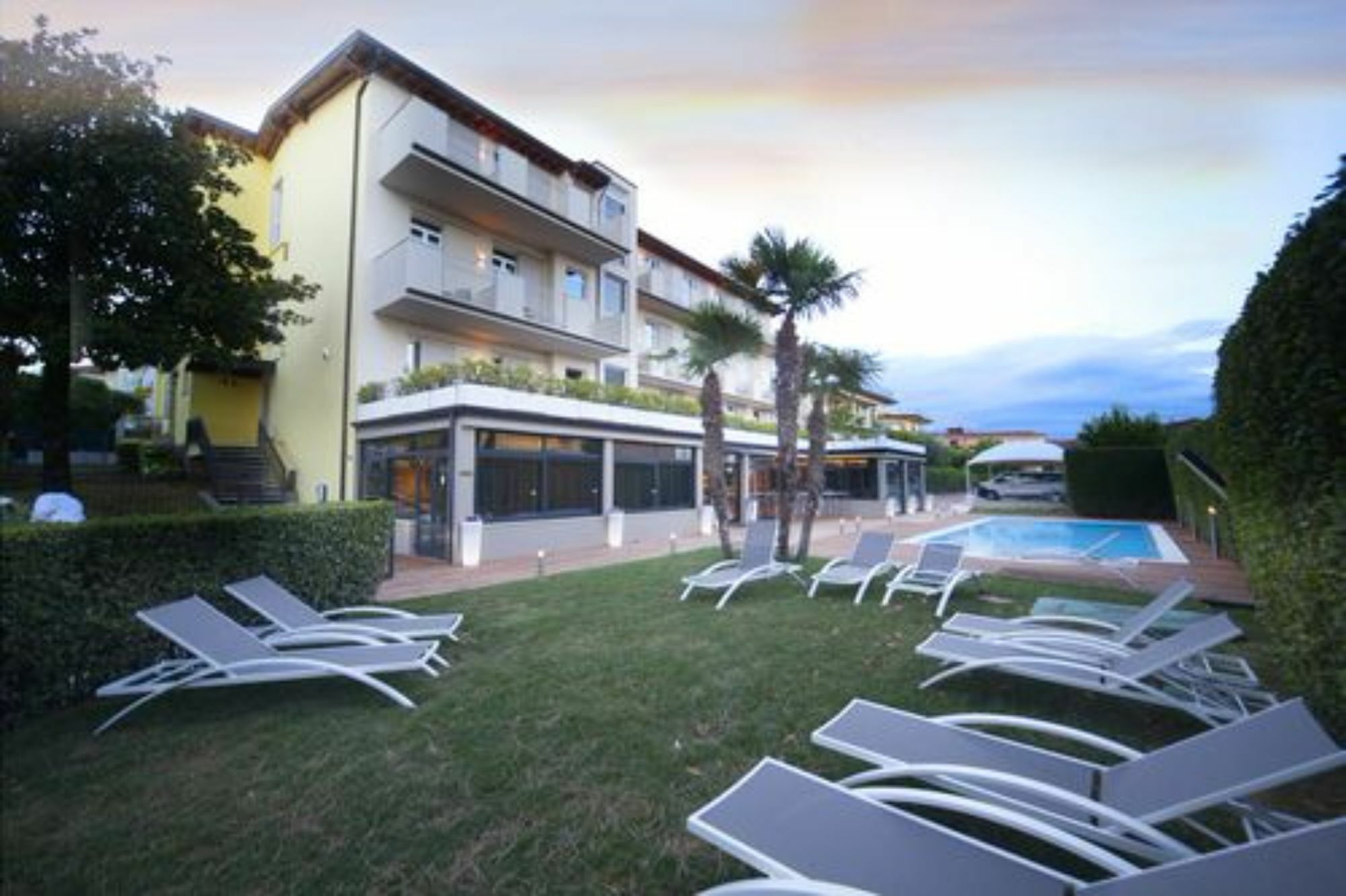 Hotel Palazzo Del Garda & Spa Дезенцано-дель-Гарда Экстерьер фото
